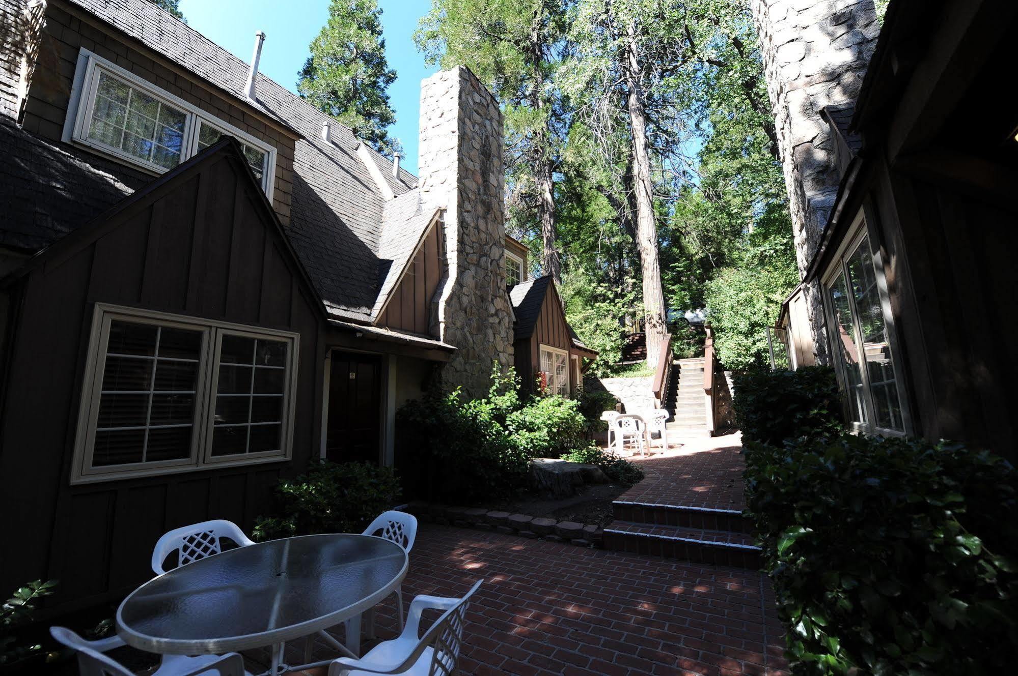 Saddleback Inn At レイク・アローヘッド エクステリア 写真