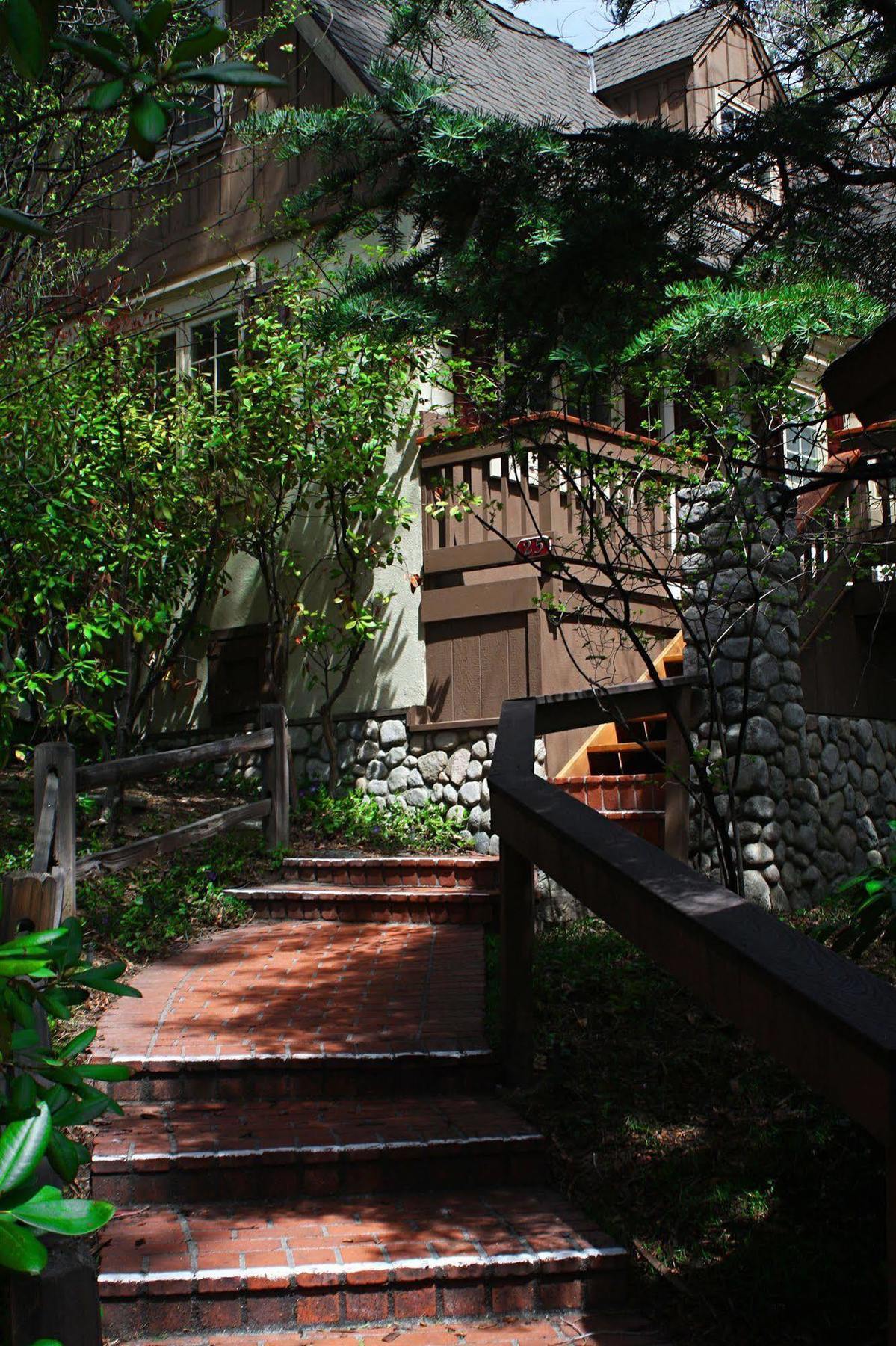 Saddleback Inn At レイク・アローヘッド エクステリア 写真