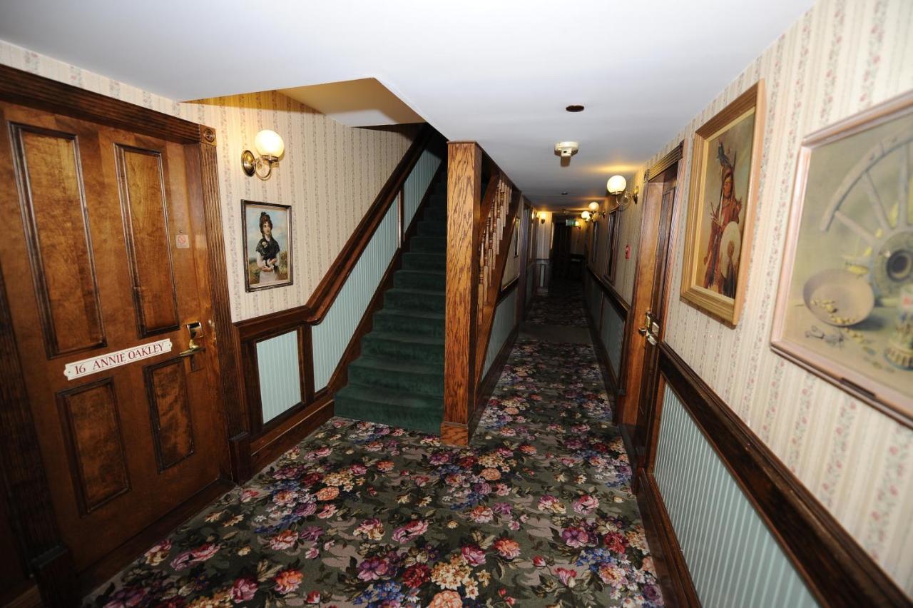 Saddleback Inn At レイク・アローヘッド エクステリア 写真